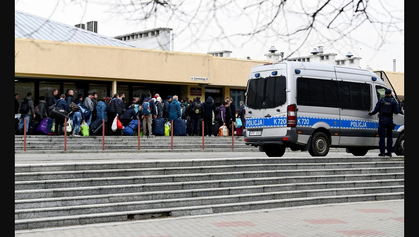 Коронавирус в Польше. Украинцы массово выезжают домой, толпы на вокзале в Пшемысле – фото!