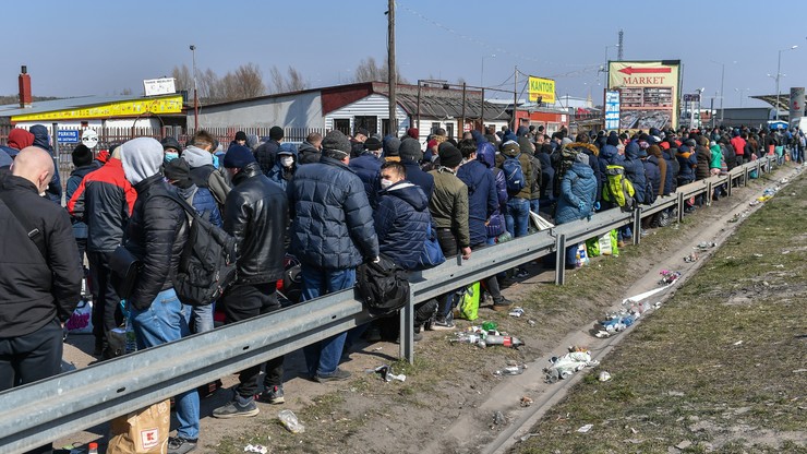 Ужас на границе. Тысячи украинцев пытаются вернуться в свою страну! Видео!