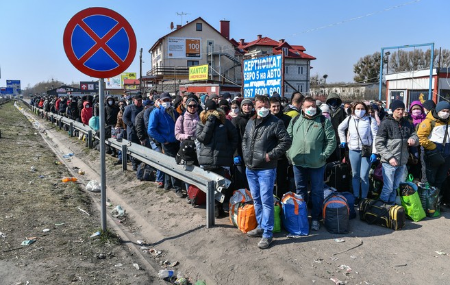 Ужас на границе. Тысячи украинцев пытаются вернуться в свою страну! Видео!